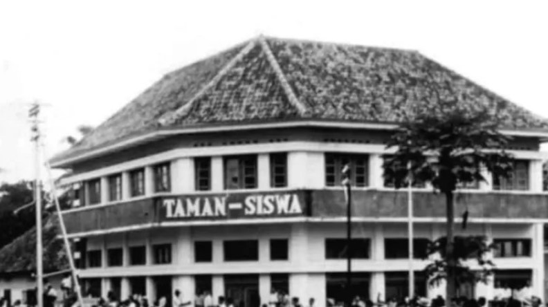 Taman Siswa is an alternative education organization founded by Suwardi Suryaningrat or Ki Hadjar Dewantara. Taman Siswa was established on July 3, 1922 in the city of Yogyakarta. Source: Kompas.com